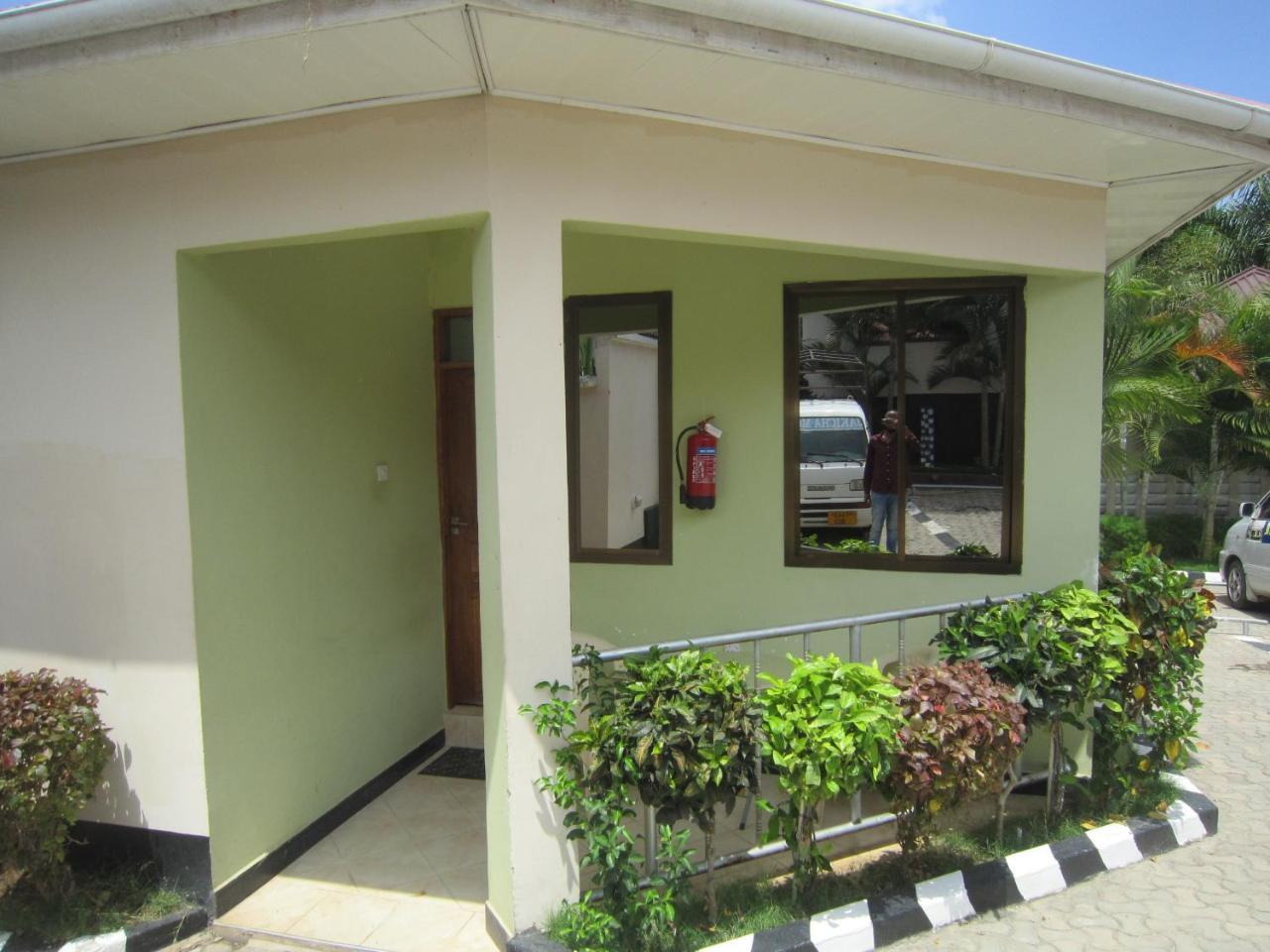 Jakicha Motel Dar es Salaam Ngoại thất bức ảnh